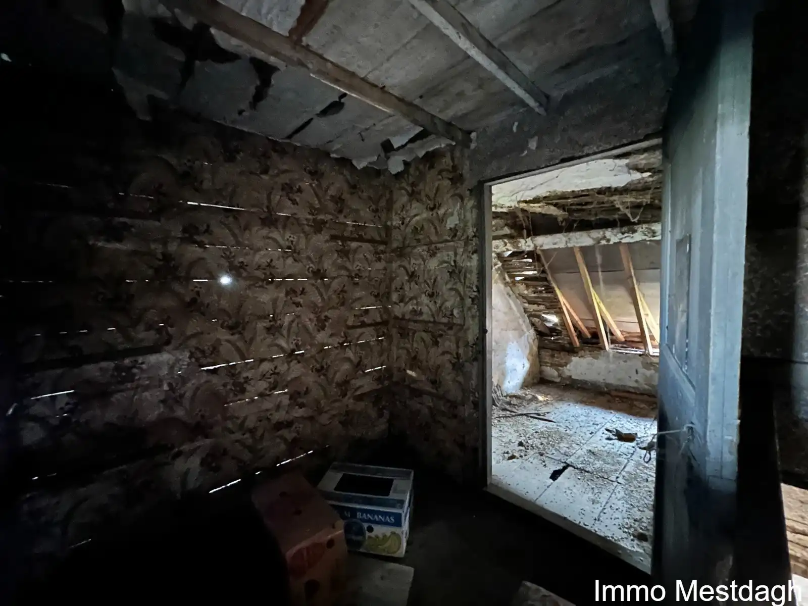 In de schaduw van de kerktoren bevindt zich deze mooie historische idyllische unieke pastorie.   foto 53