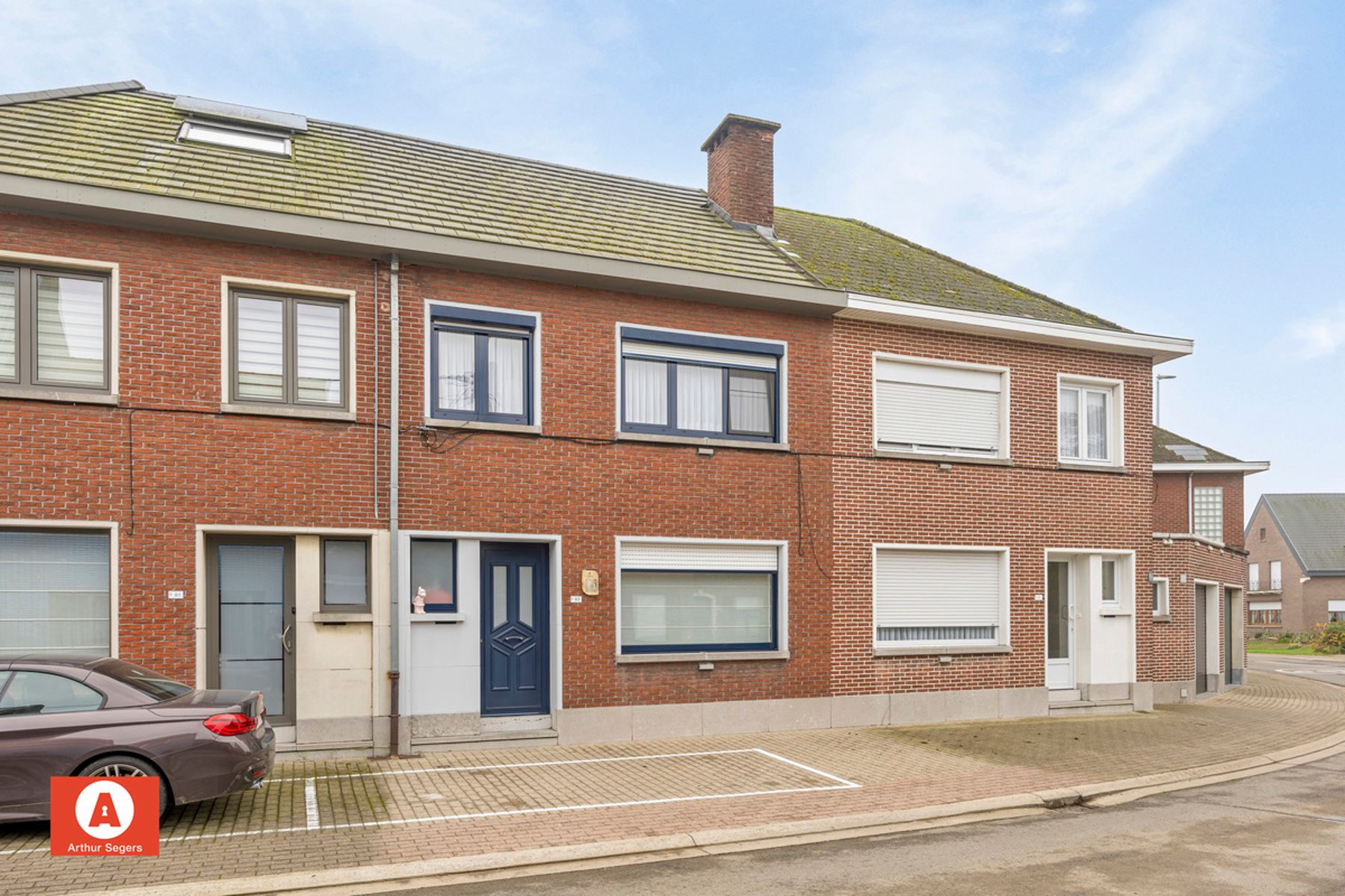 Instapklare woning met vernieuwd dak, tuin & parkeerplaatsen foto 4