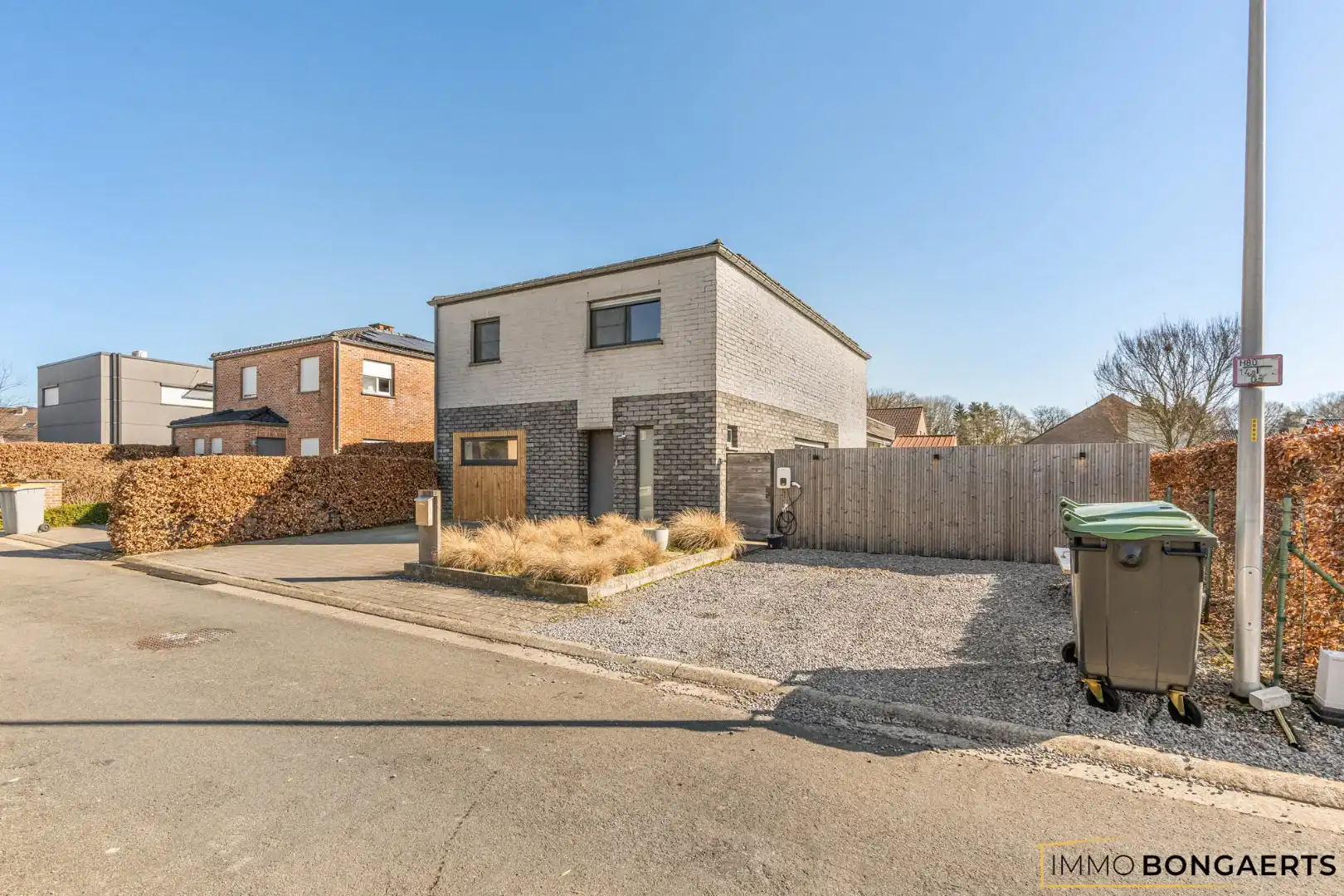 Energiezuinige woning met zwembad op rustige ligging in As foto {{pictureIndex}}