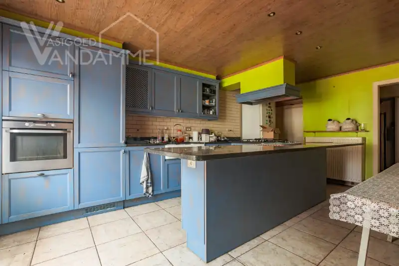 Magazijn/LOFT van +/- 300m² op een totale oppervlakte van 1826m² gelegen in woongebied. Mogelijkheid tot maken van grote loft/ 2 woningen/ ....onder voorbehoud goedkeuring stedenbouw! foto 13