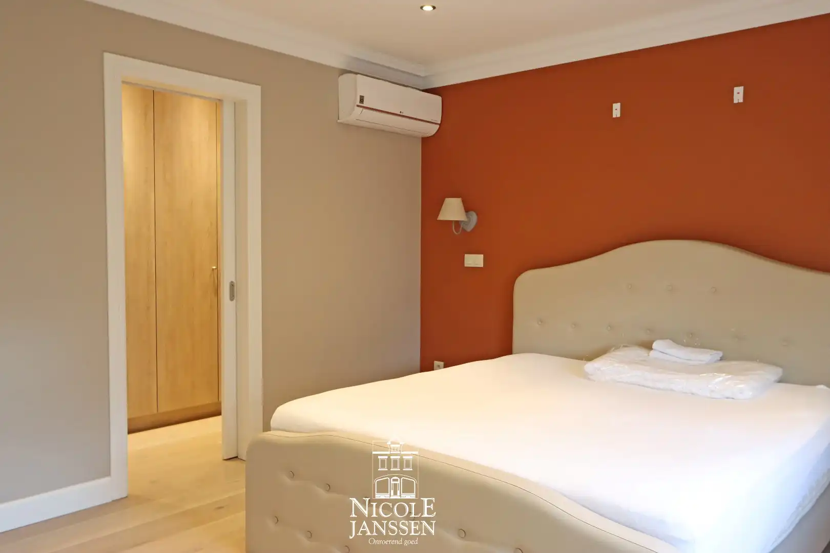 Ruime halfvrijstaande woning  foto 14