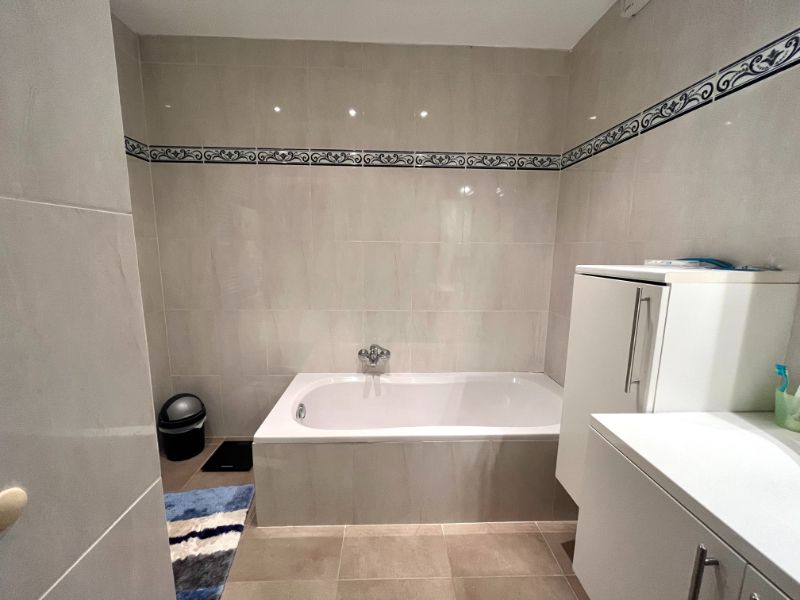 CENTRAAL GELEGEN GELIJKVLOERSAPPARTEMENT MET TWEE SLAAPKAMERS EN GARAGE TE HUUR foto 6