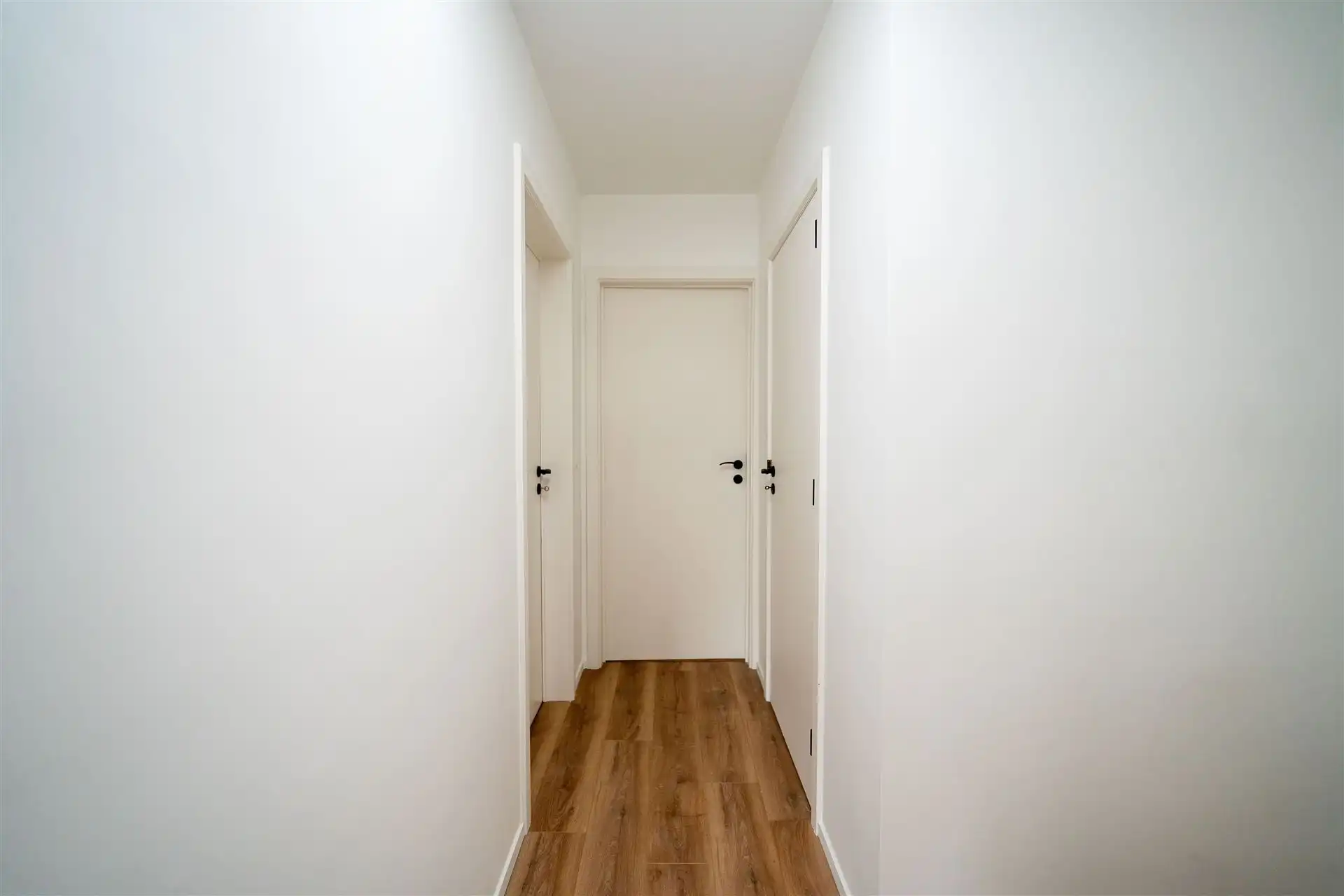 VOLLEDIGE GERENOVEERD 2-SLPK-APPARTEMENT GELEGEN OP DE 1ste VERDIEPING foto 3