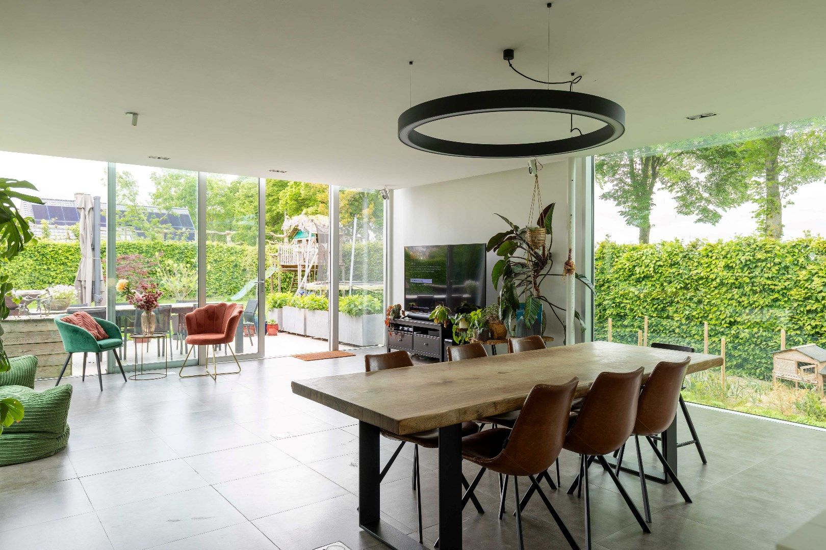 Recente en uitgebouwde villa met vijf kamers en/of praktijkruimte omgeven door het groen tussen Brugge en Oostkamp! foto 3