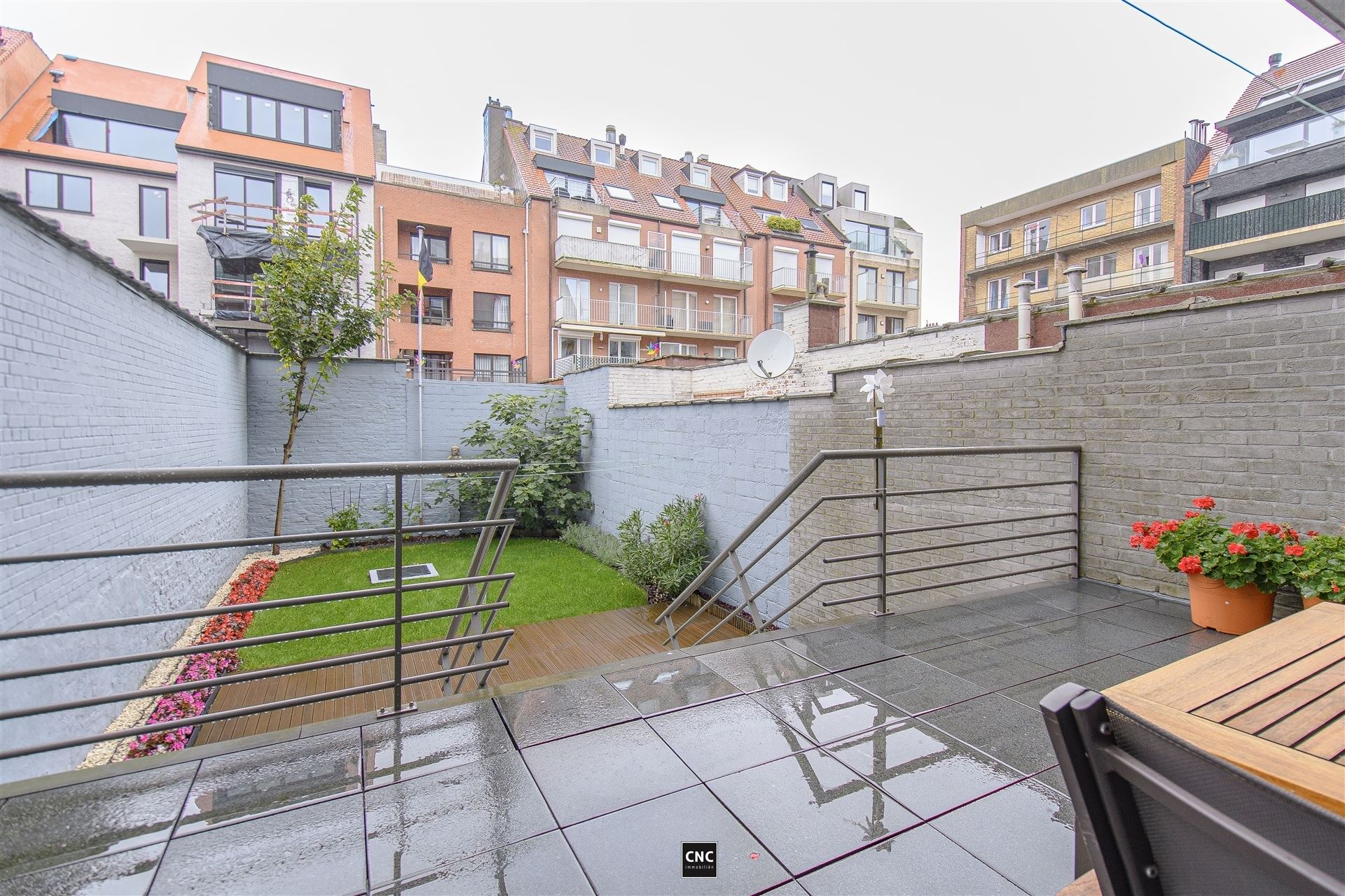 Charmant 2 slaapkamer appartement op het gelijkvloers met groot terras en tuin, nabij de Lippenslaan en op wandelafstand van de zeedijk.  foto 2