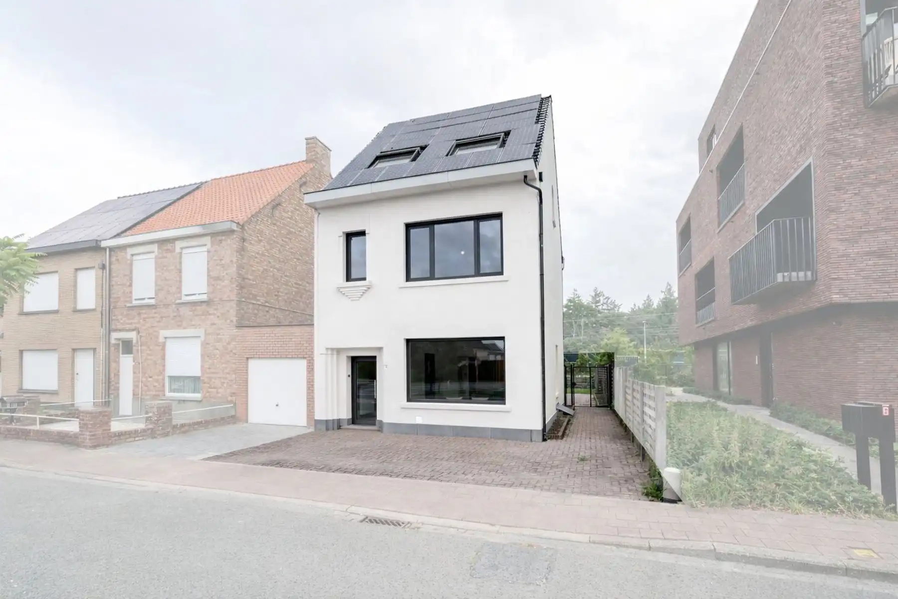 Gerenoveerde, instapklare gezinswoning met 4 slpk aan station van Beernem foto {{pictureIndex}}