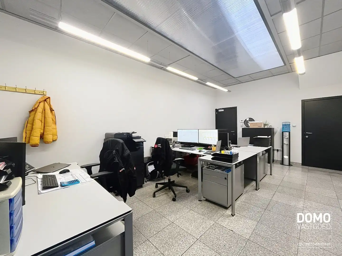 RUIM COMMERCIEEL GEBOUW VOORZIEN VAN TOONZAAL, KANTOREN EN OPSLAGPLAATS IN HERK-DE-STAD  foto 7