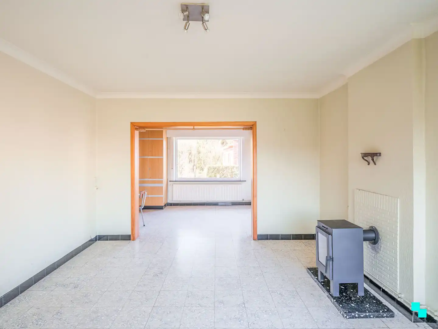 Te renoveren woning met garage en unieke tuingrond grenzend aan het bos foto 3