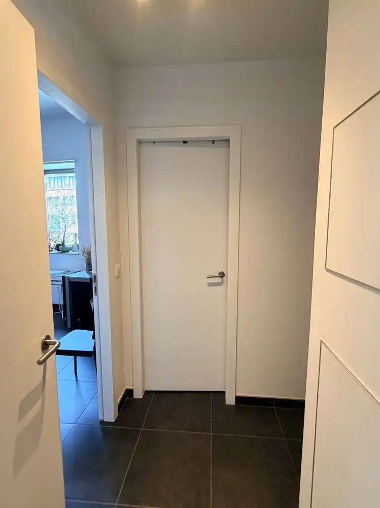 Centraal gelegen bemeubeld appartement MET autostaanplaats foto 8