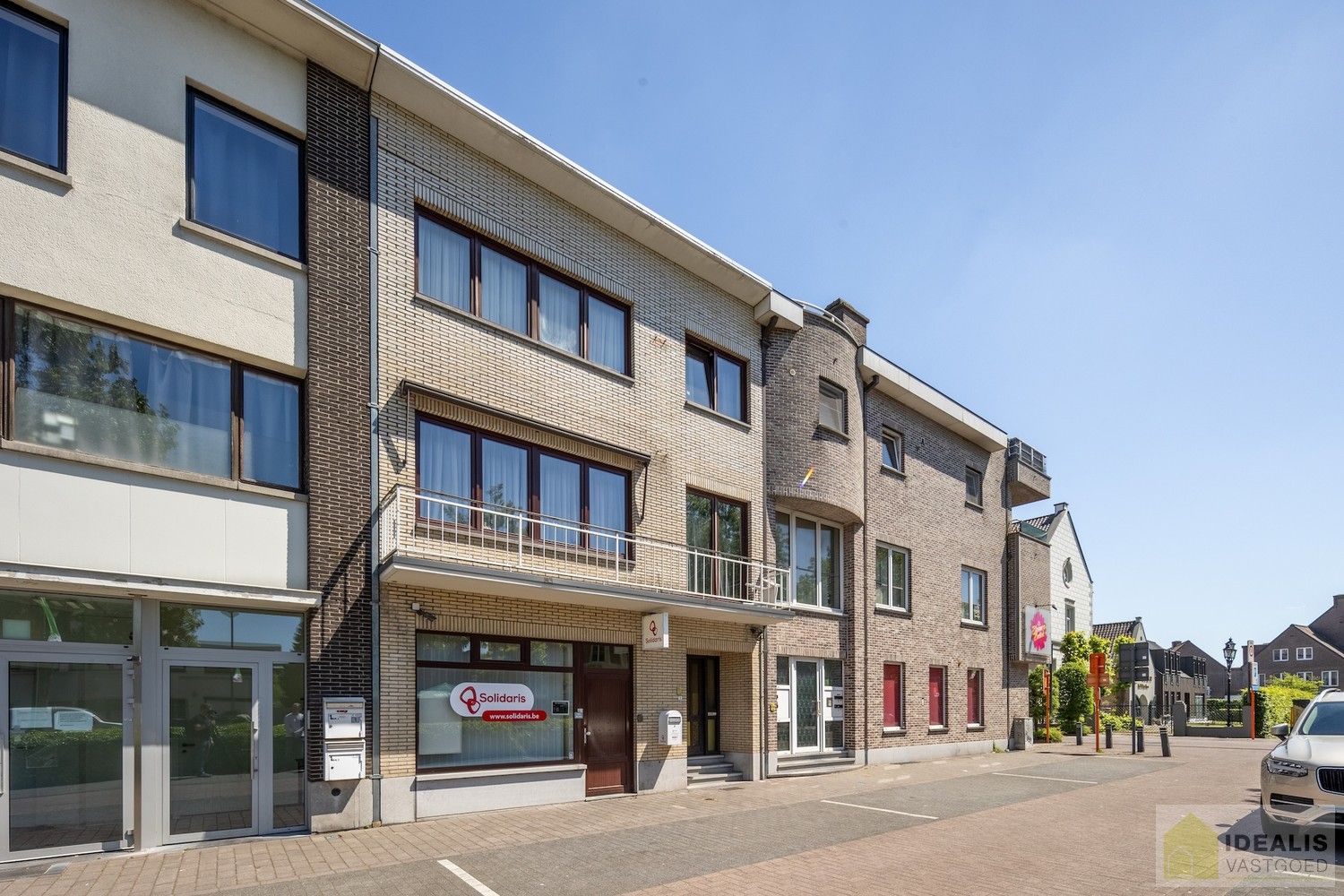 IDEALIS VASTGOED - OVERDRACHT AANDELEN PATRIMONIUMVENNOOTSCHAP MET IN HAAR ACTIEF MEERDERE ONROERENDE GOEDEREN GELEGEN TE STADSWAAG 3, STADSWAAG 5, STAD 1, STAD 3 en GROENSTRAAT 5, ALLEN IN HET CENTRUM VAN HAMONT (HAMONT-ACHEL)! – Geschikt voor zij die zoeken naar een interessante investering met verschillende mogelijkheden waaronder een vernieuwbouw bestaande uit 10 appartementen. foto {{pictureIndex}}