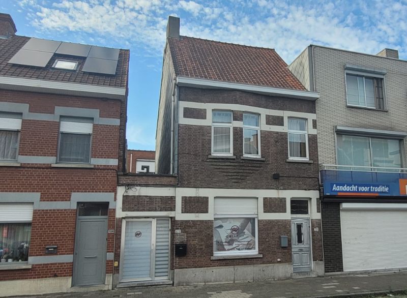 Roeselare-stadskern. Ontdek deze te renoveren woning van 121m2 + 41m2 zolder + kantoor 54m2 , gelegen aan de voornaamste invalsweg van Roeselare. foto 2