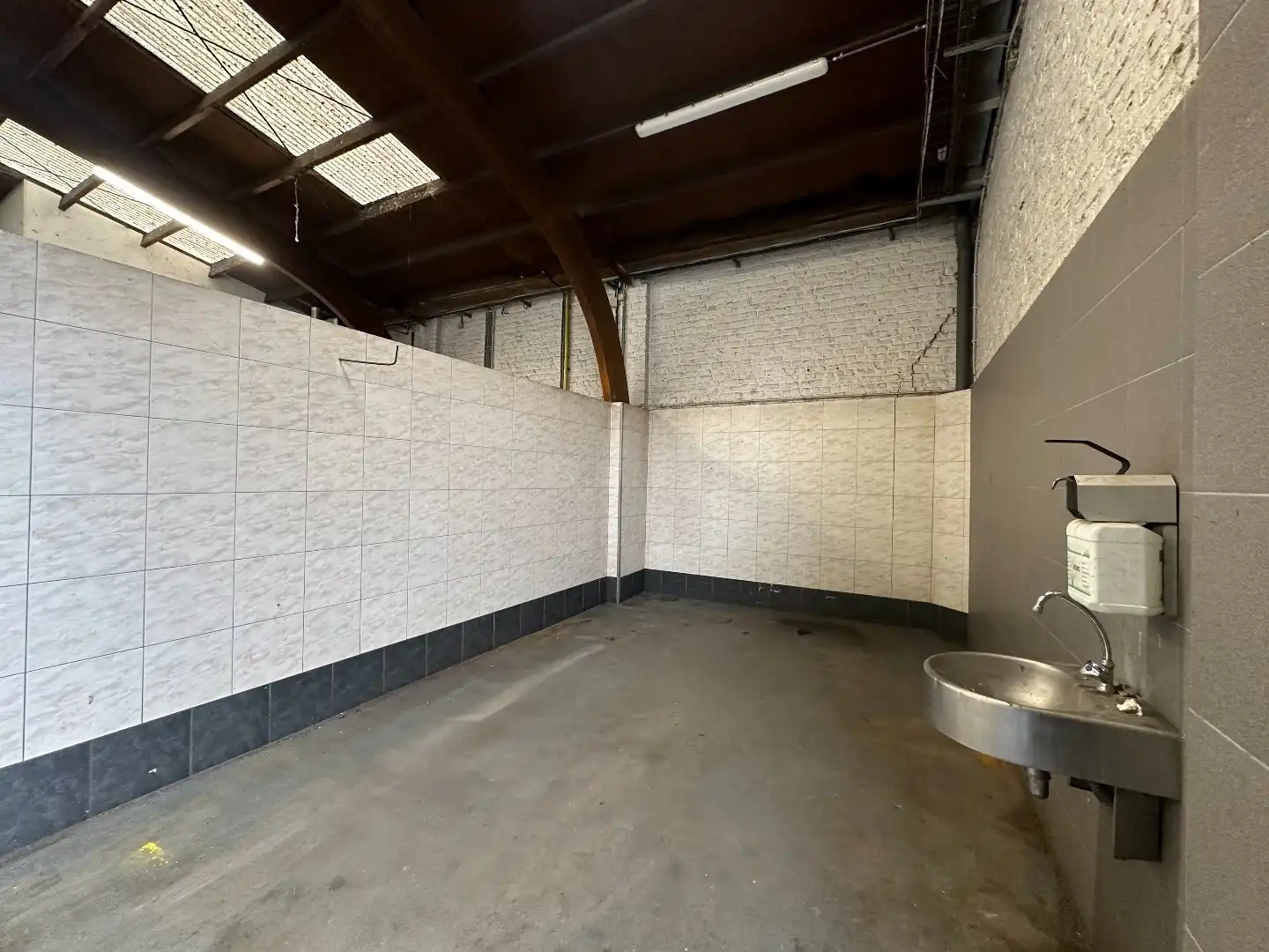 Magazijn met toonzaal te koop in centrum Heule. foto 10