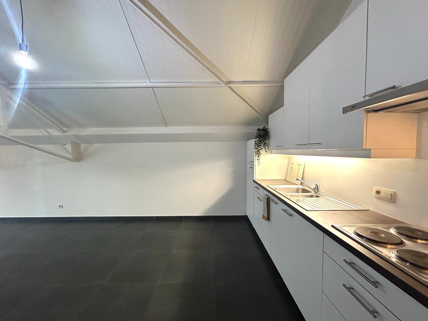Instapklaar appartement nabij centrum Oostrozebeke! foto 2