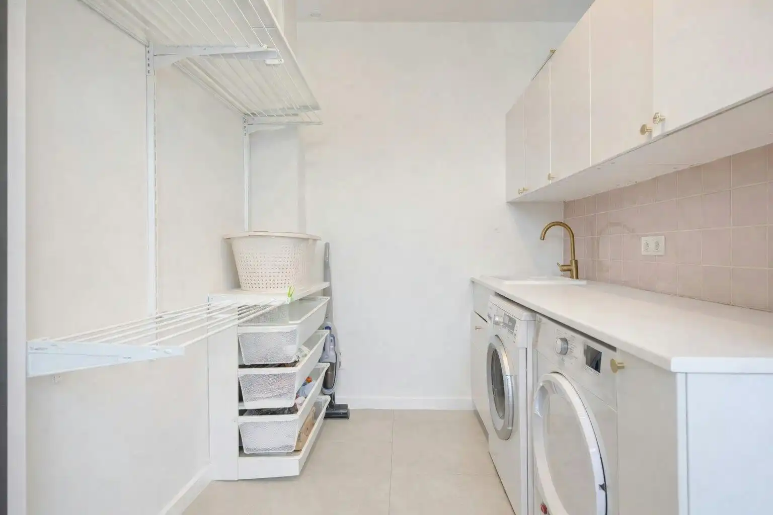 Stijlvol en praktisch gerenoveerd huis met garageopties  foto 11