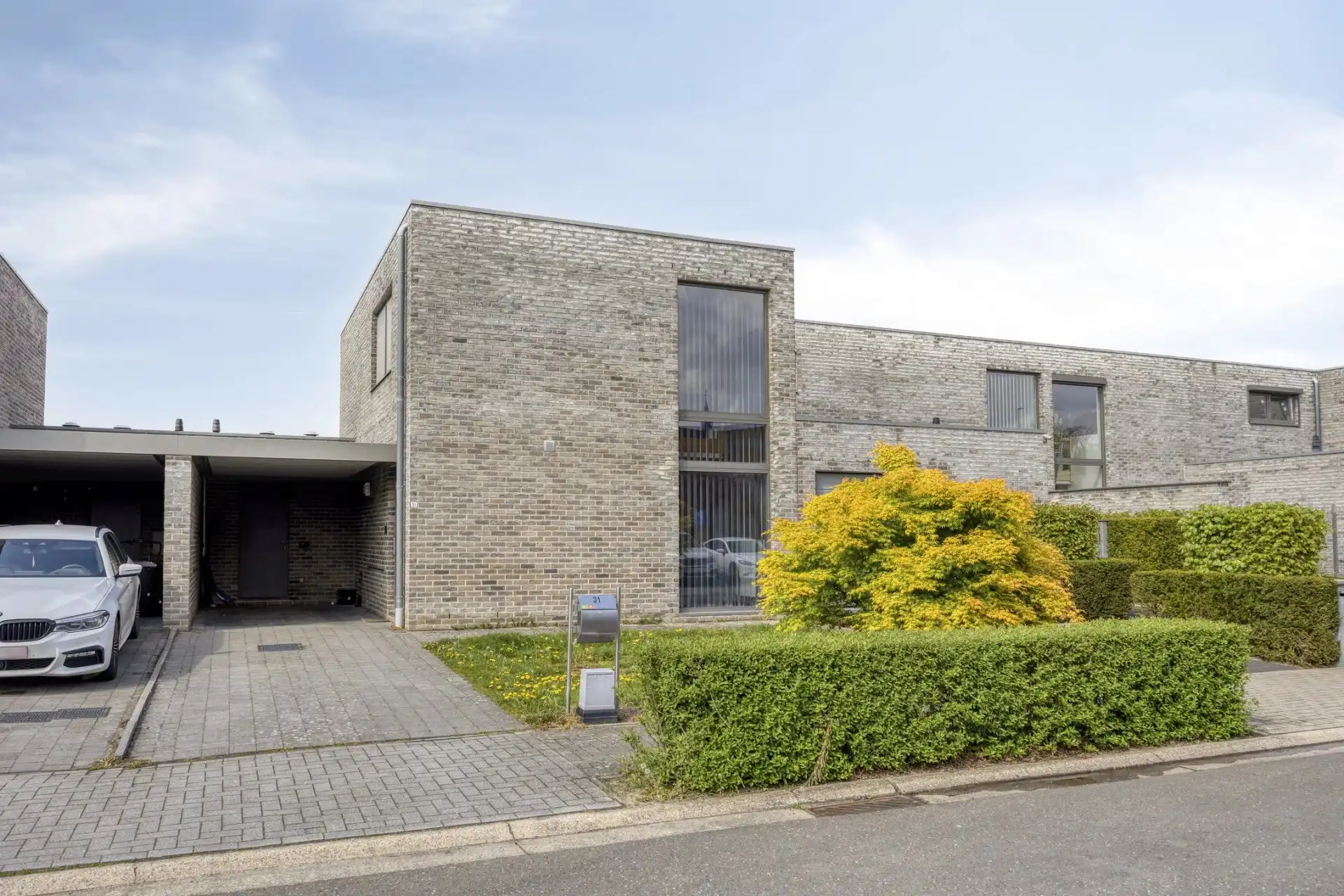 RECENTE MODERNE EN ENERGIEZUINIGE WONING MET 3 SLPK'S EN CARPORT NABIJ CENTRUM foto {{pictureIndex}}