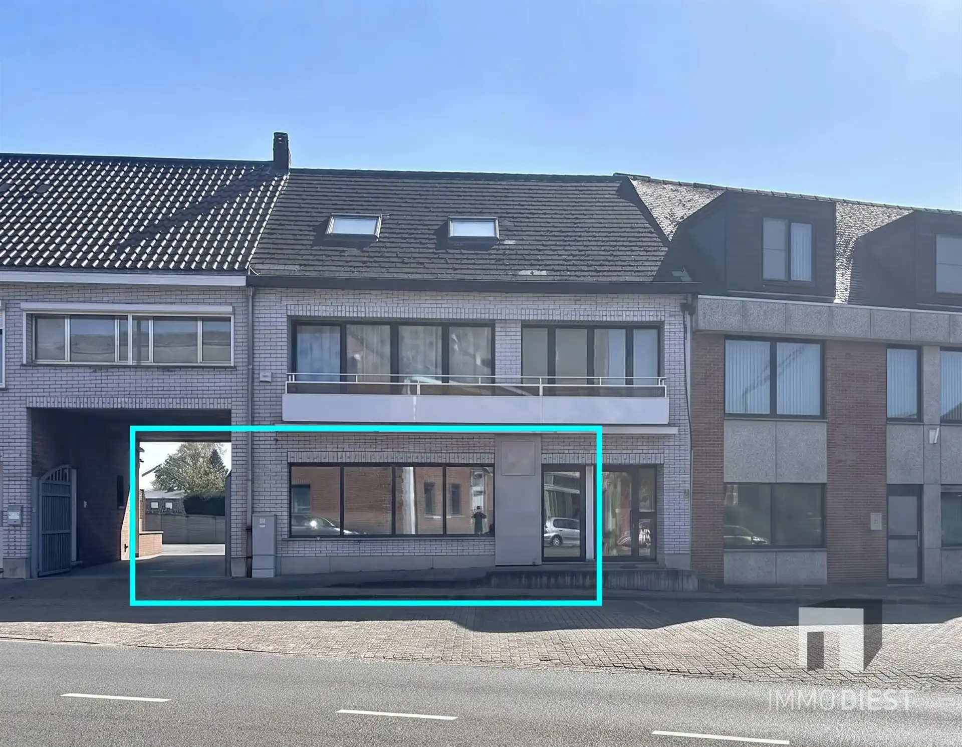 Handelsgelijkvloers van 230m² met private, achterliggende parking voor 3 wagens. foto 2