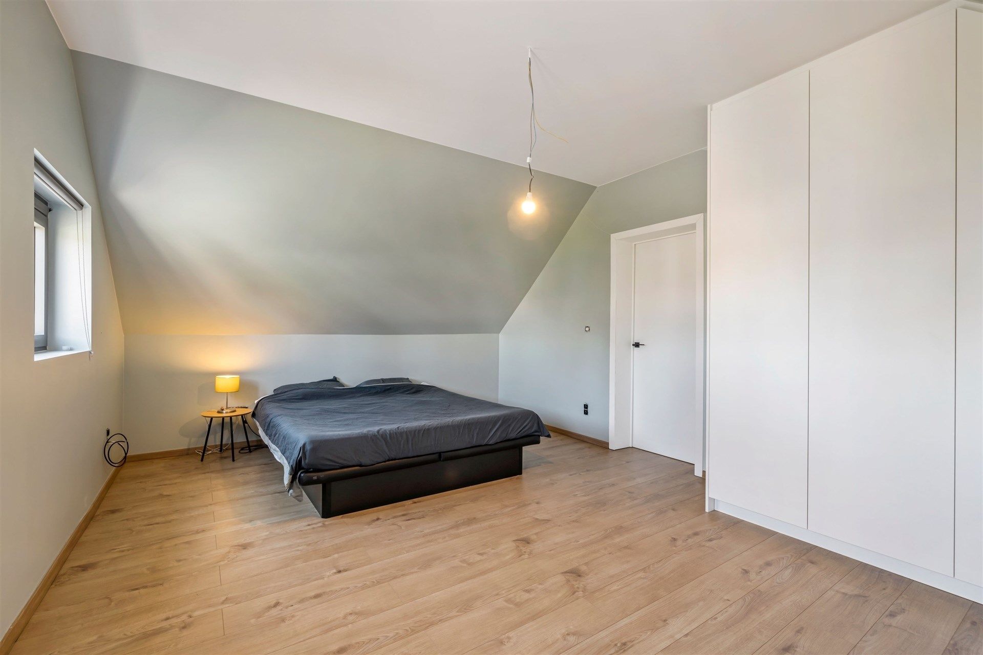 Charmante gezinswoning met dubbele garage, 3 slaapkamers en een zonnige tuin (532m²) foto 13