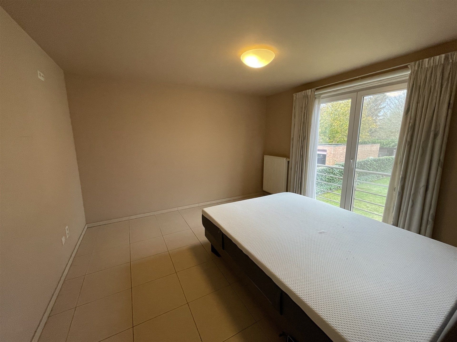 Zeer mooi gelegen ruim villa appartement met garage achteraan in de tuin. foto 15