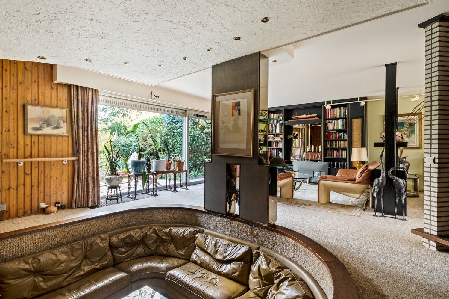 Karaktervolle halfopen woning met garage, oprit en gezellige tuin nabij het centrum van Borsbeek! foto 8