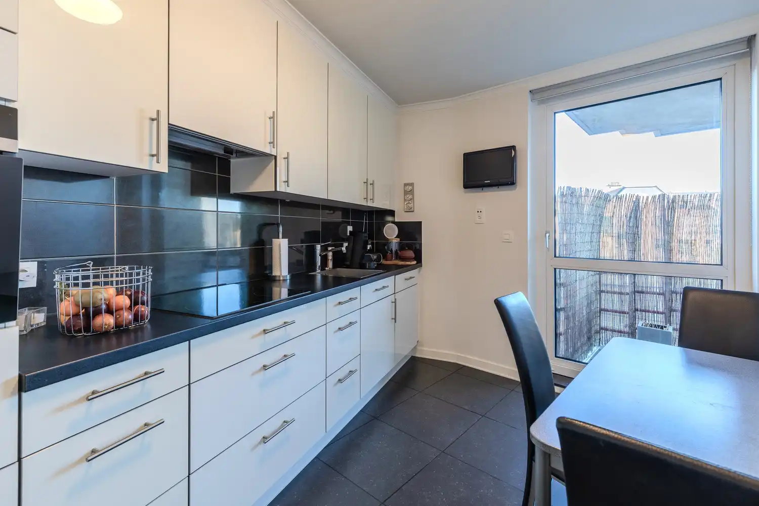 Instapklaar appartement met terras in hartje Lanaken foto 18