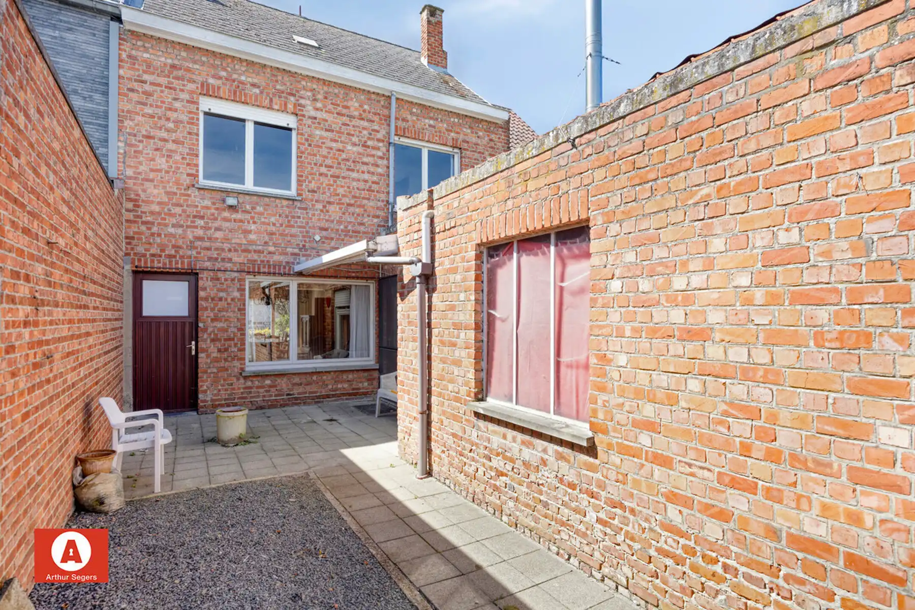 Solide te renoveren burgerwoning mét doorgang in Opstal foto 24