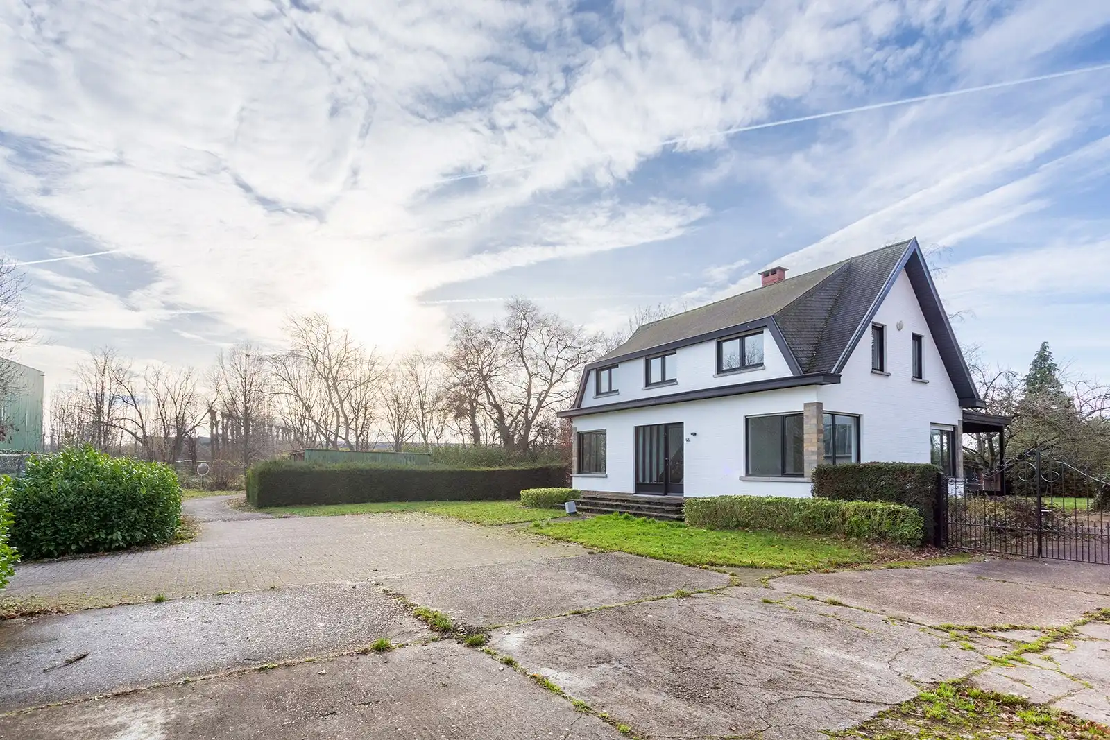 Hoofdfoto van de publicatie: Uniek domein met villa, magazijn en uitgestrekte gronden