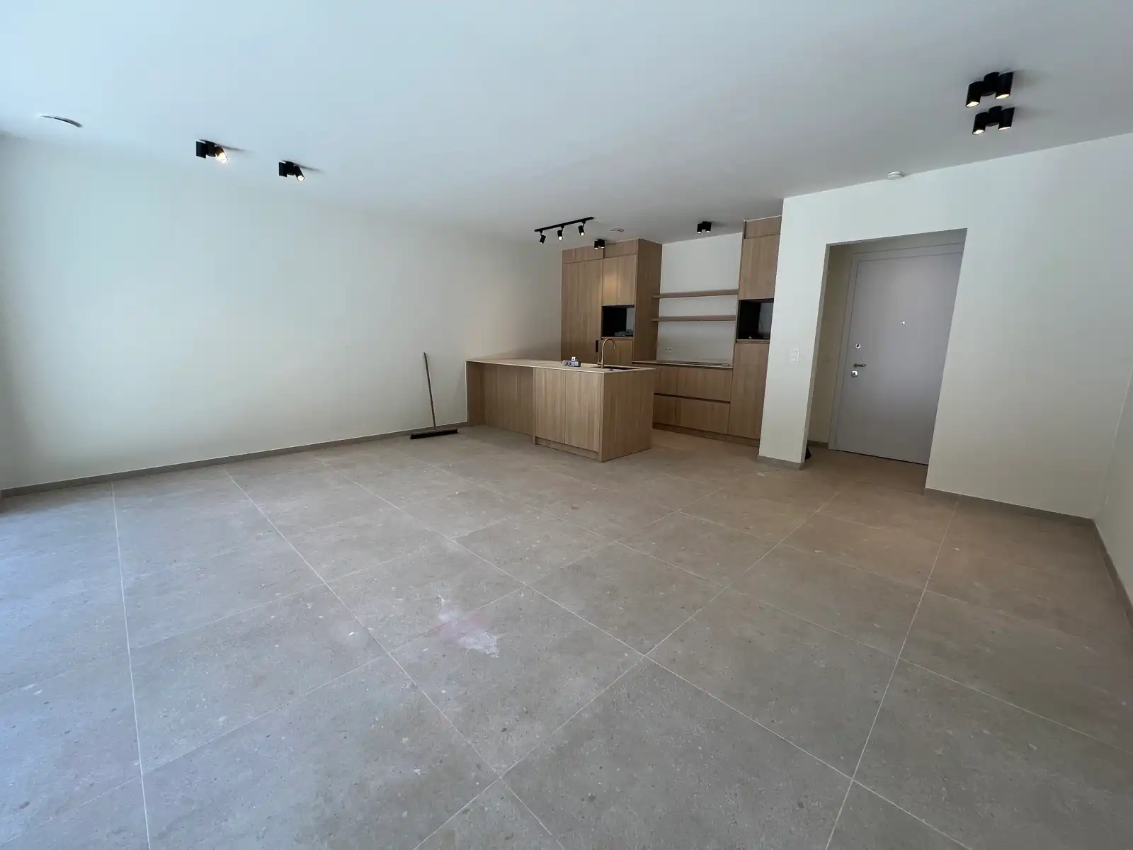 Luxueus nieuwbouw GLV met 1 slpk, terras, berging en parking foto 3