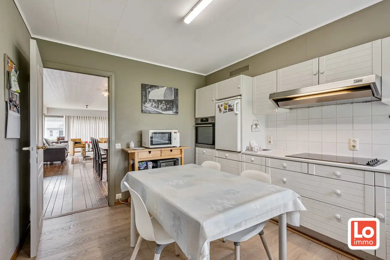 Ruime volledig te renoveren open gelijkvloerse prefab woning met inpandige garage en tuin met open zicht of perceel bouwgrond met afbraak/heropbouw mogelijkheden aan 6% BTW op een rustige locatie nabij het centrum van Zeveneken! foto 13