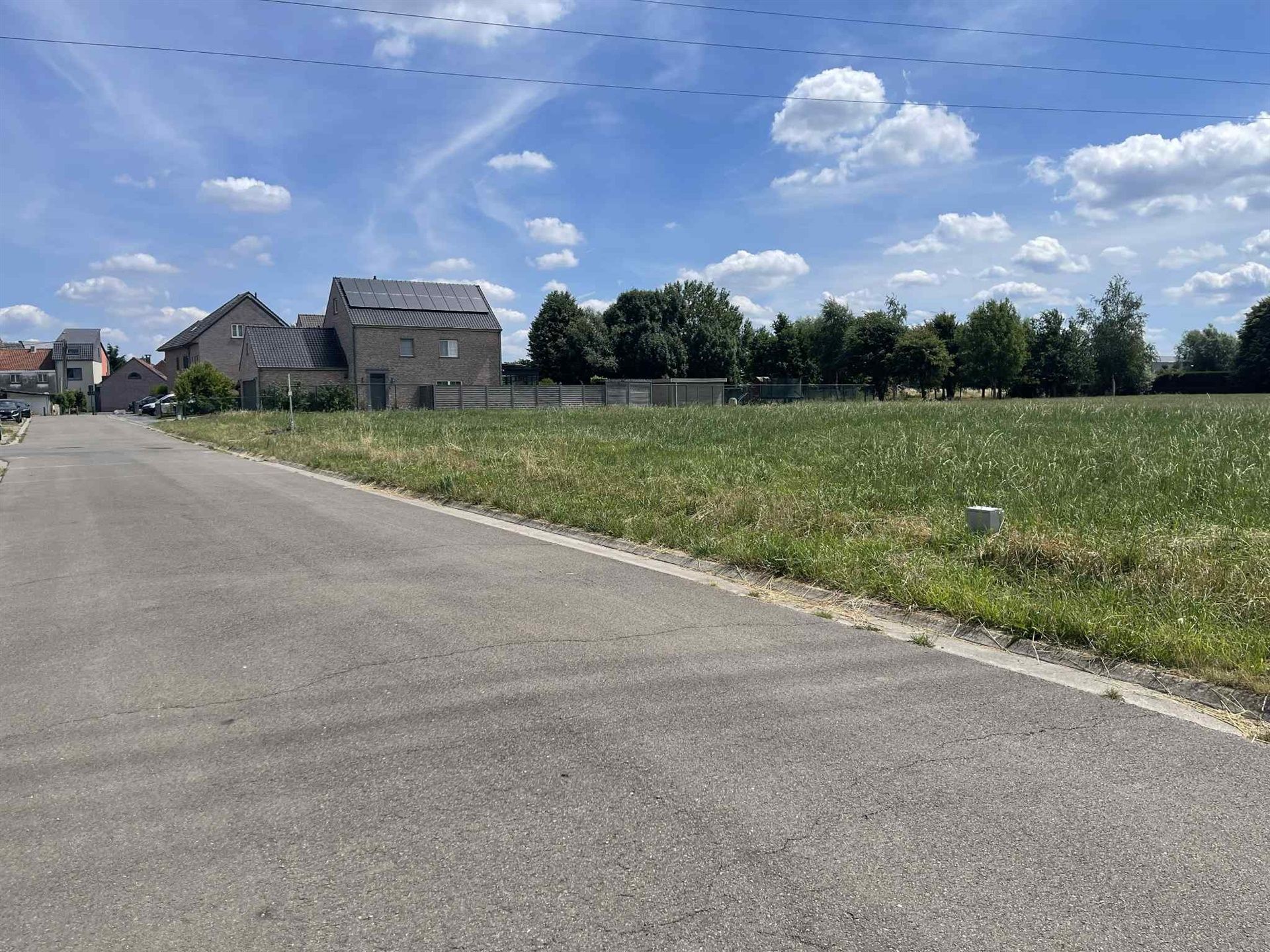 Bouwgrond voor open bebouwing in een rustige verkaveling foto {{pictureIndex}}