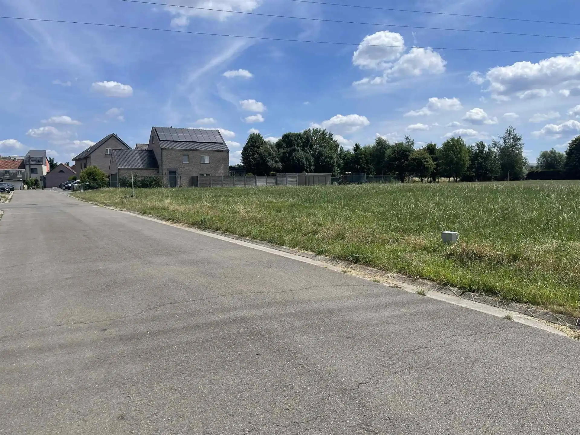 Bouwgrond voor open bebouwing in een rustige verkaveling foto {{pictureIndex}}