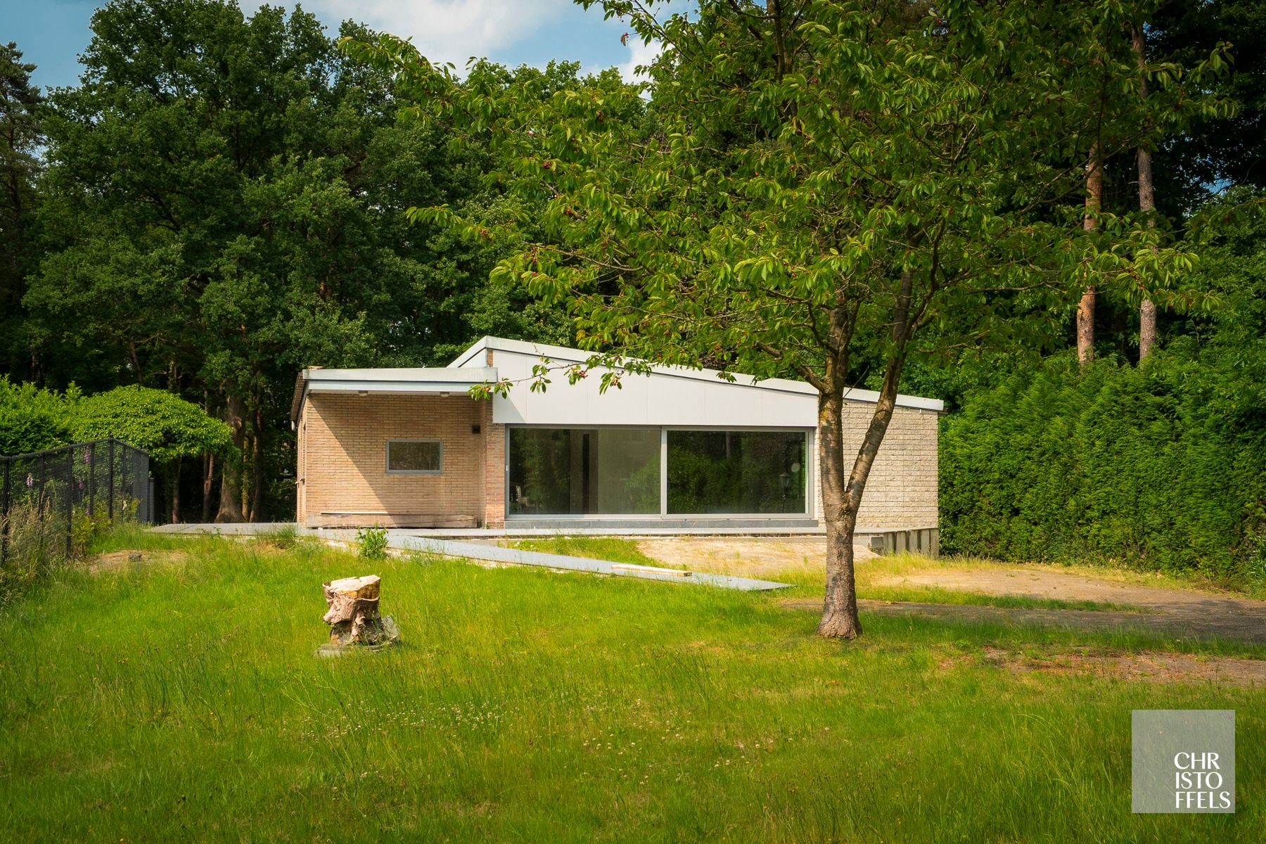 Deels gerenoveerde laagbouwvilla, residentieel gelegen in de bossen op een uitgestrekt perceel van 3.981m² foto 29