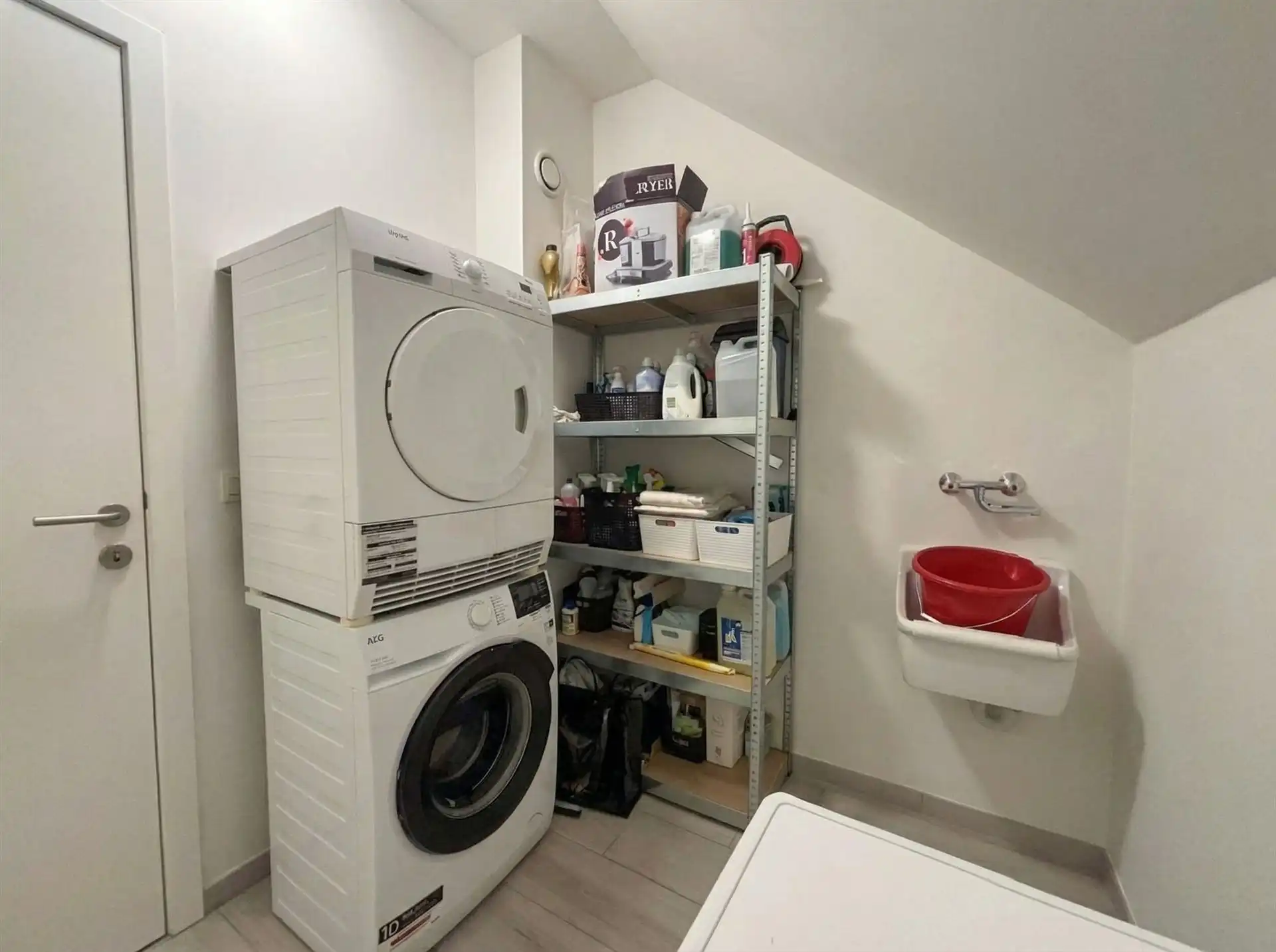 Instapklare, energiezuinige starterswoning met 2 slaapkamers, tuintje en ondergrondse parking op toplocatie in Maasmechelen! foto 12