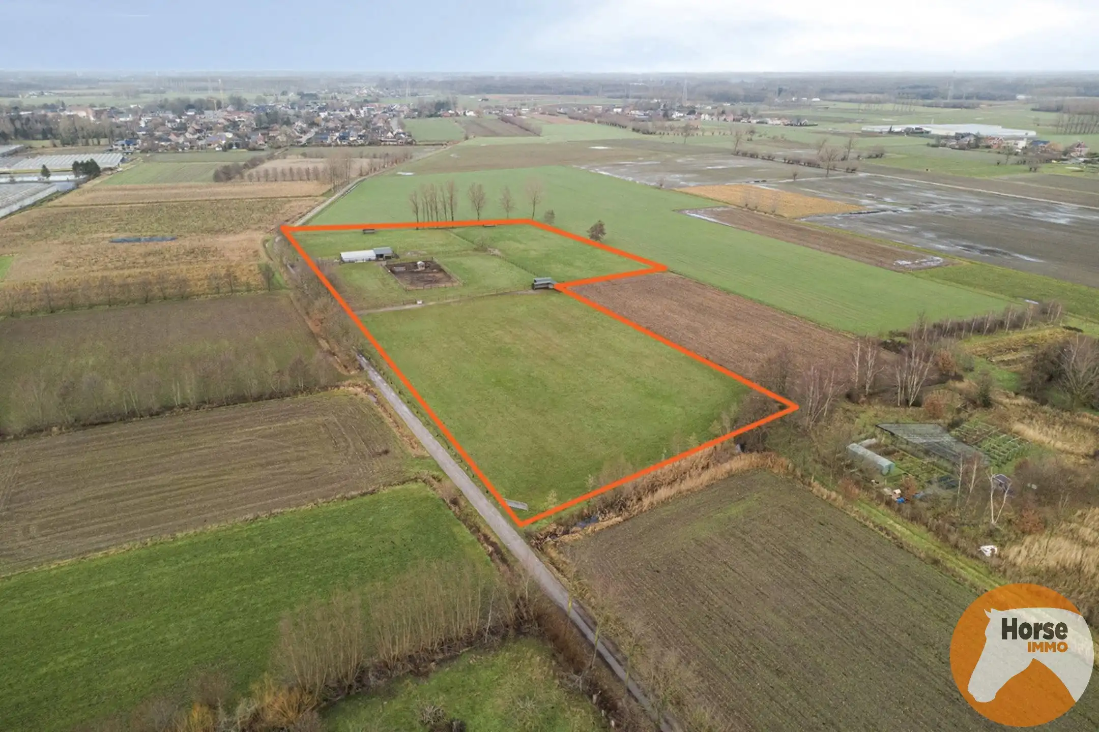 LOCHRISTI - Rustig gelegen stalgebouw op +- 2,3HA foto {{pictureIndex}}