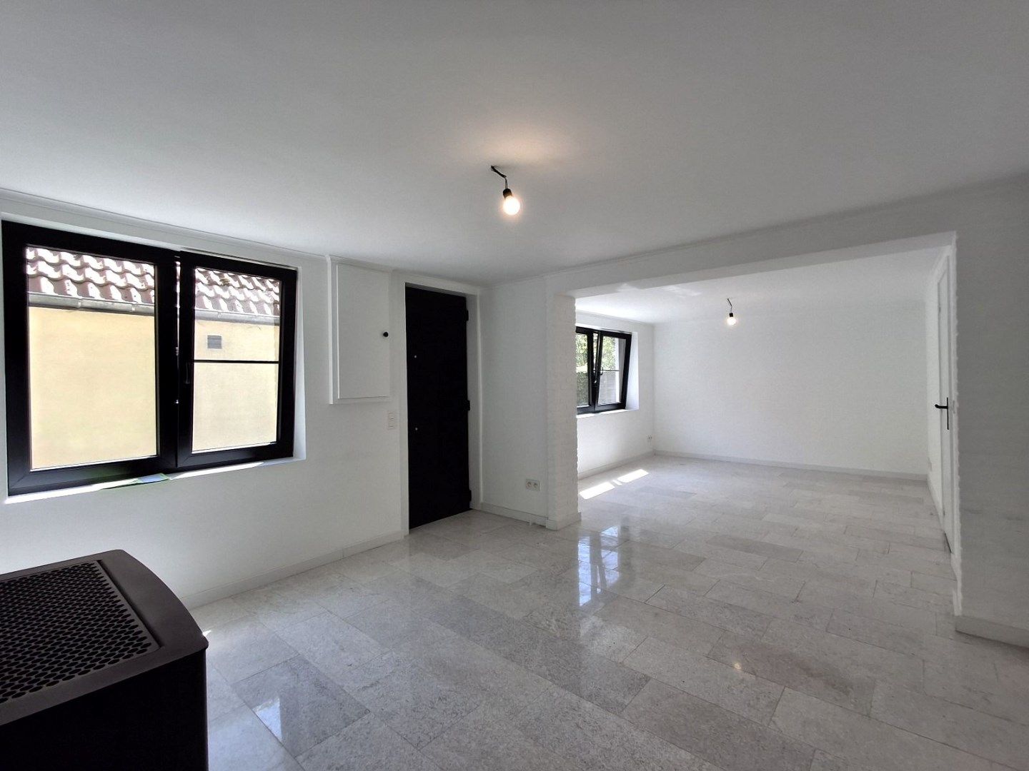 PRACHTIG GERENOVEERDE RIJWONING MET 2 SLPKS EN DUBBELE GARAGE foto 2