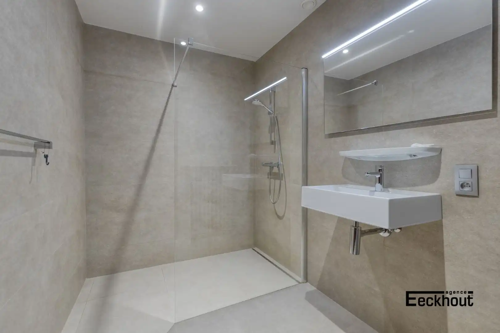 Ruime opslagplaats/atelier met bijhorend appartement en 2 extra garageboxen foto 4