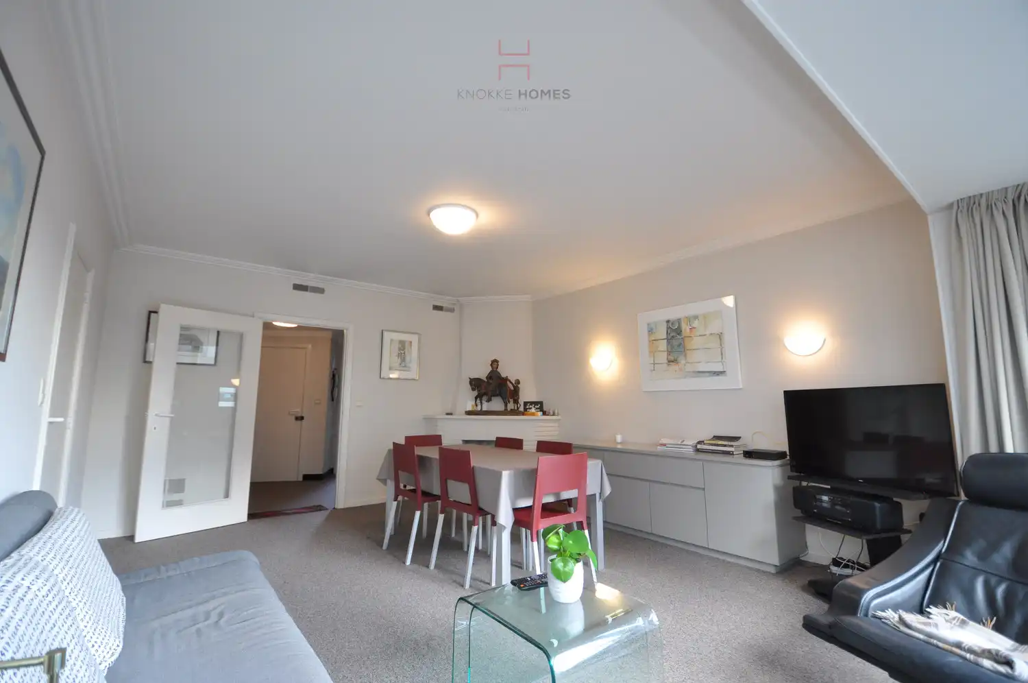 Gemeubeld twee-slaapkamer appartement met zijdelings zeezicht in een zijstraat van de zeedijk te Albertstrand foto 3