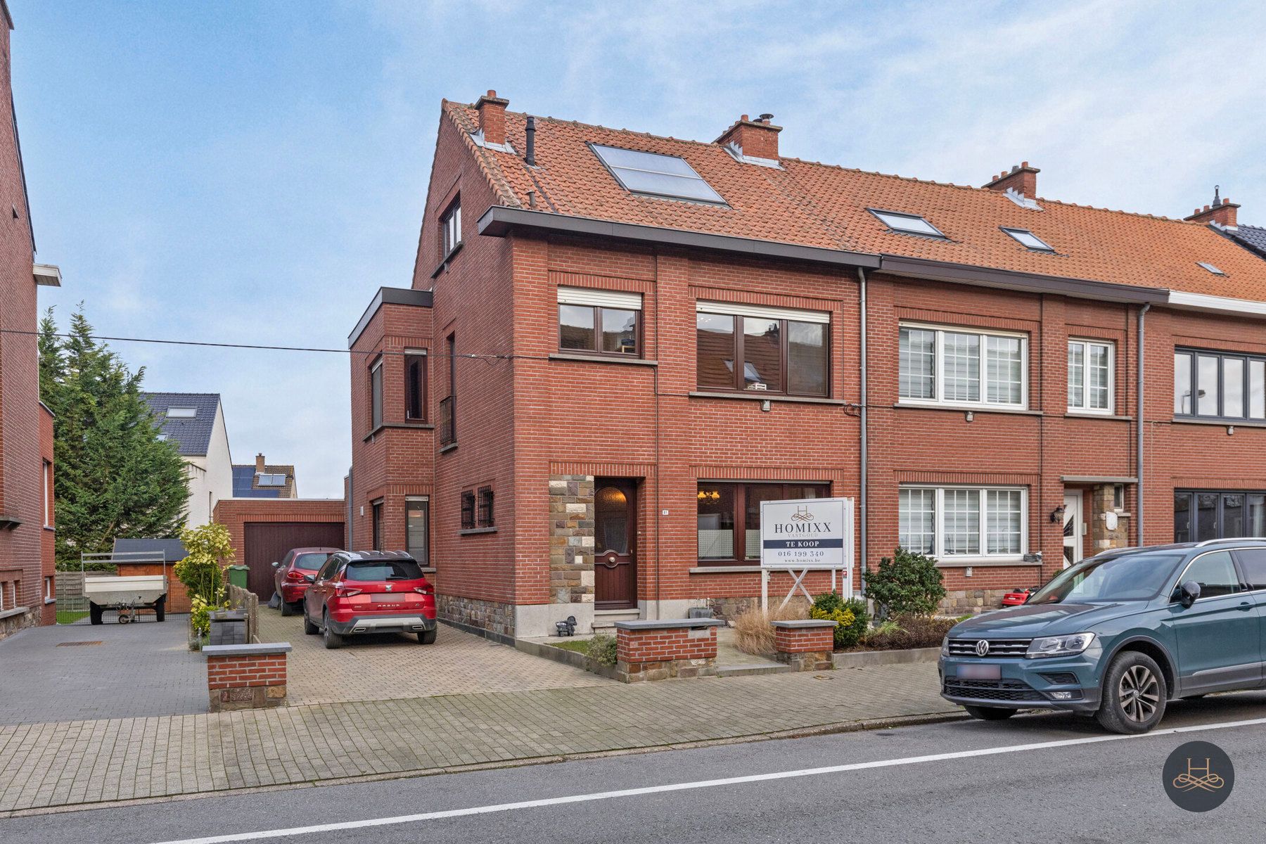 Instapklare halfopen woning in een rustige straat  foto {{pictureIndex}}