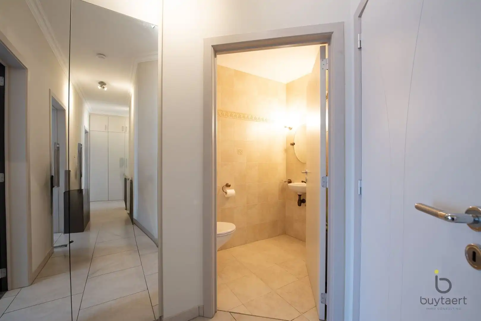 Ruim appartement met vooraan en achteraan terrassen en parking op een pleintje. foto 22