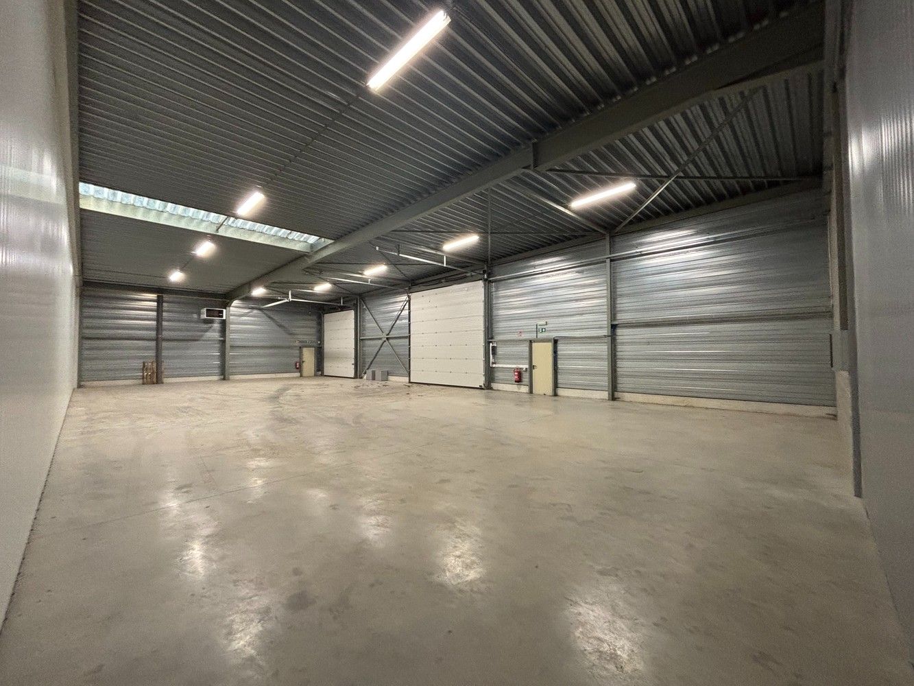 300m² opslagruimte met kantoor foto 5