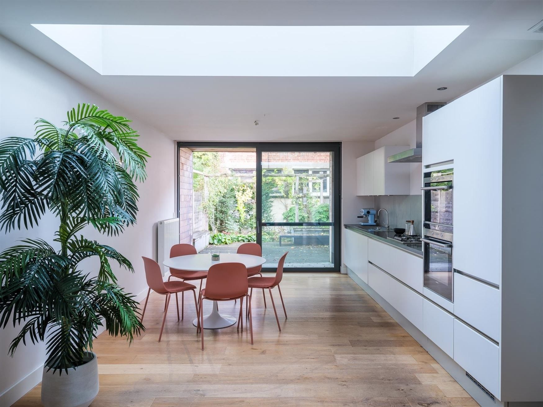 Instapklare, lichtrijke woning in gegeerde wijk te Gent foto {{pictureIndex}}