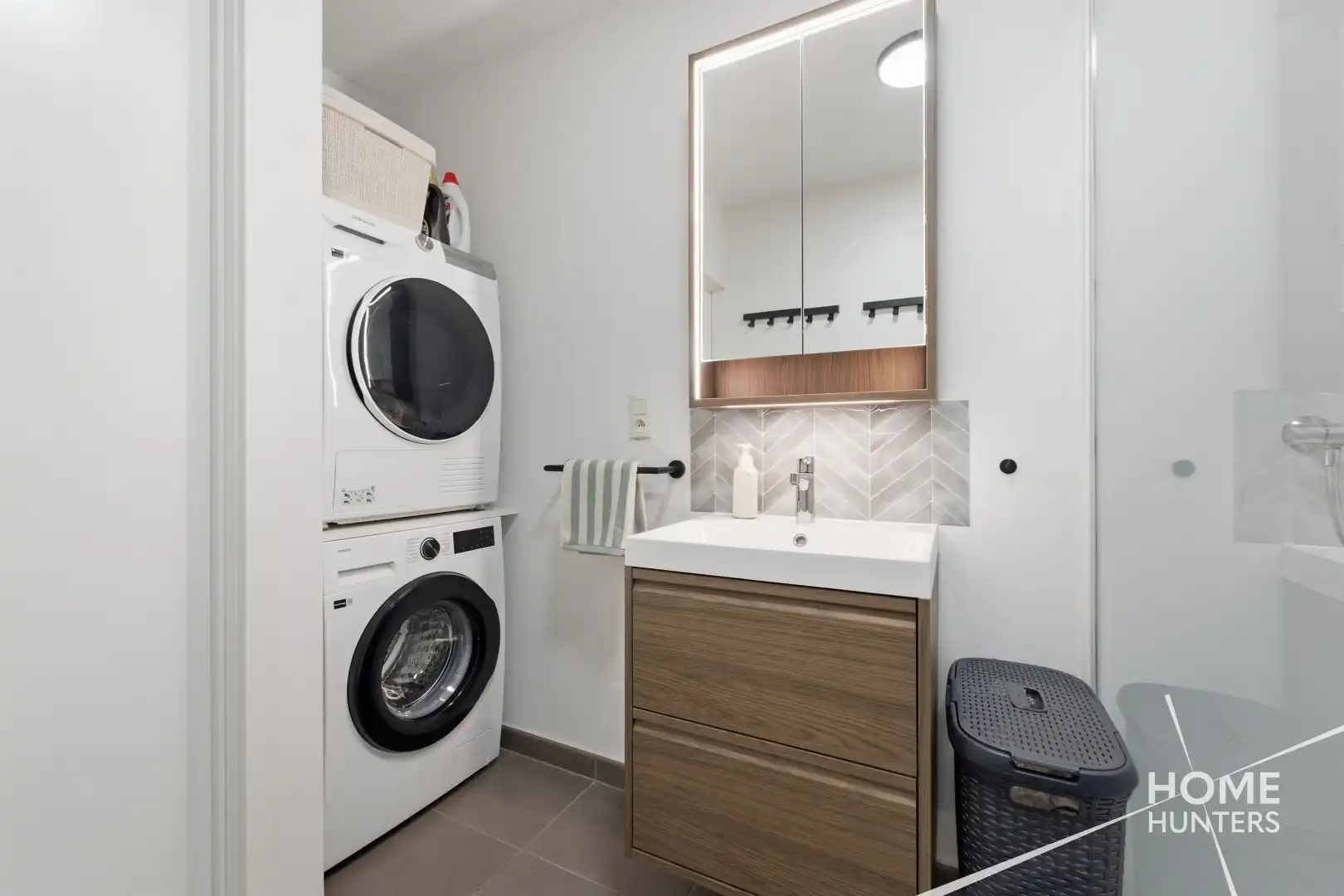 Ruim appartement met twee slaapkamers, een vernieuwde badkamer en 2 unieke terrassen.  foto 17