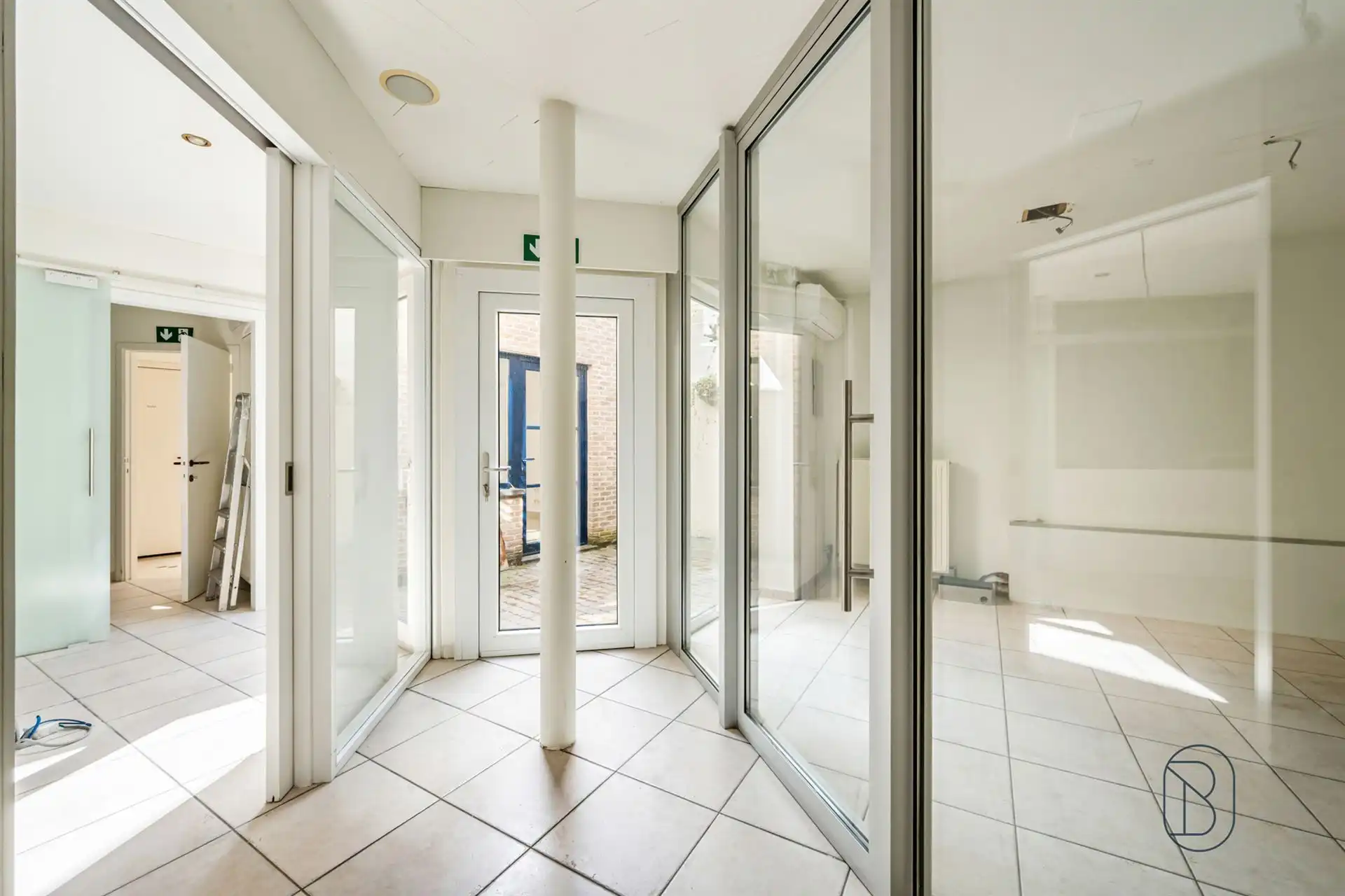 Handelspand met woonst op toplocatie aan het Shopping Center foto 11