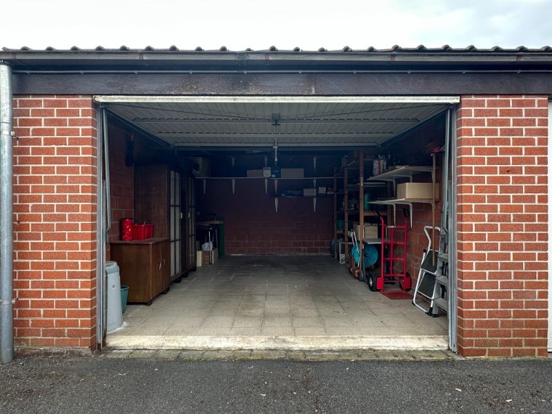 Centrum Roeselare -  Ruime garage's te koop. foto 2