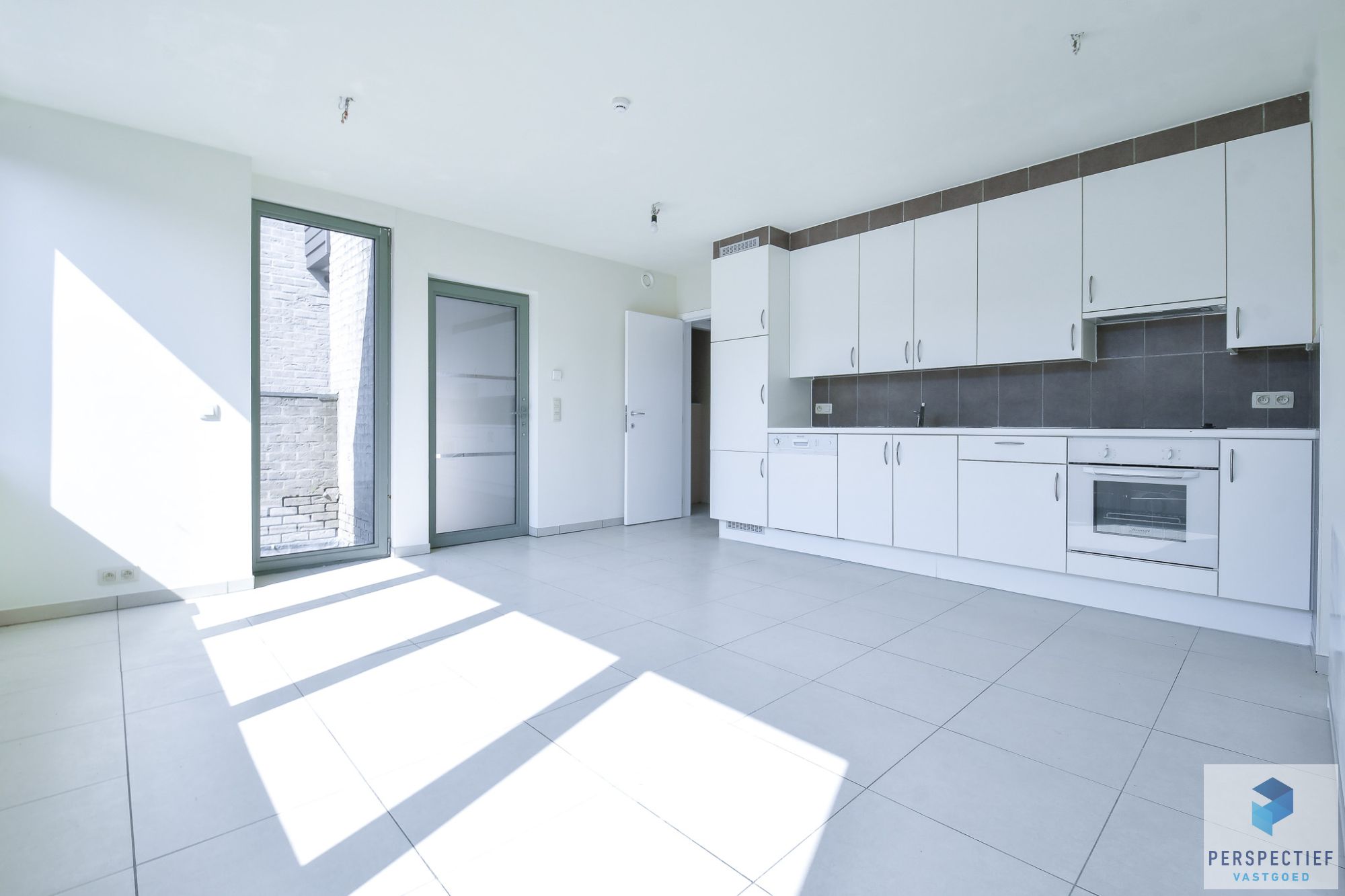 INSTAPKLAAR 2 slaapkamer appartement met terras incl. AUTOSTAANPLAATS en kelder foto 5