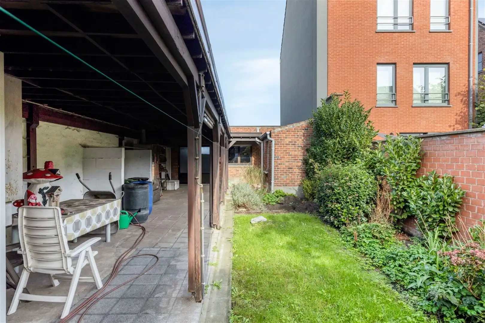 op te frissen ééngezinswoning met tuin en dubbele garage. Vroegere slagerij met woonst. foto 34