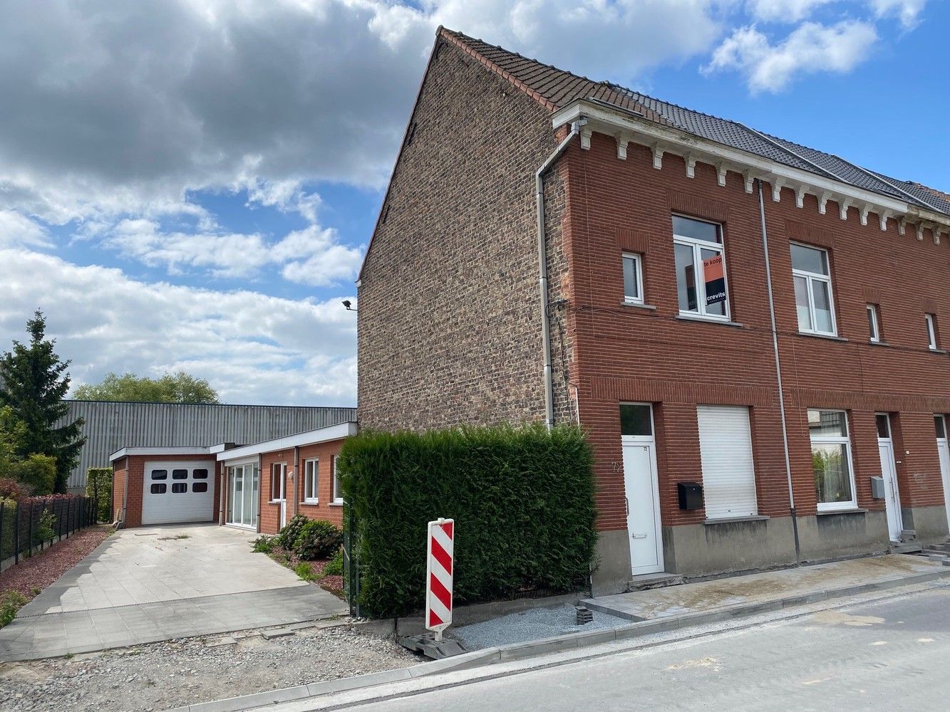 Hoofdfoto van de publicatie: Ruime halfopen gezinswoning met grote garage/atelier (+/- 60m²) op een strategische ligging.