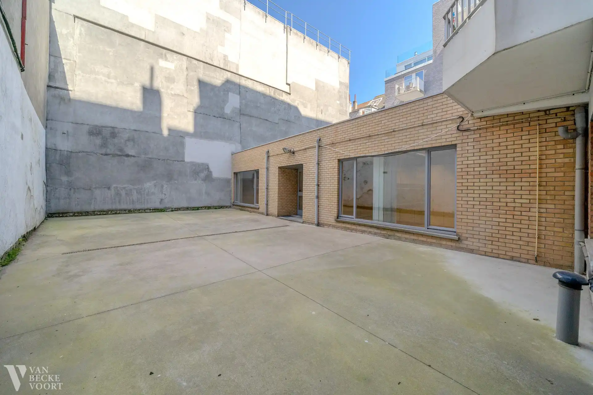 Handelsgelijkvloers 217m² + 6 autostandplaatsen foto 13