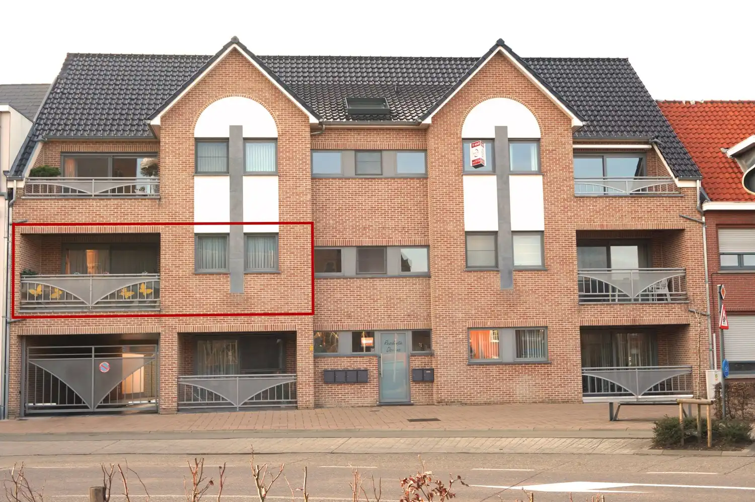 Ruim appartement van 110 m² met 2 slaapkamers, lift, 2 autostaanplaatsen en twee terrassen in het centrum van Paal foto {{pictureIndex}}