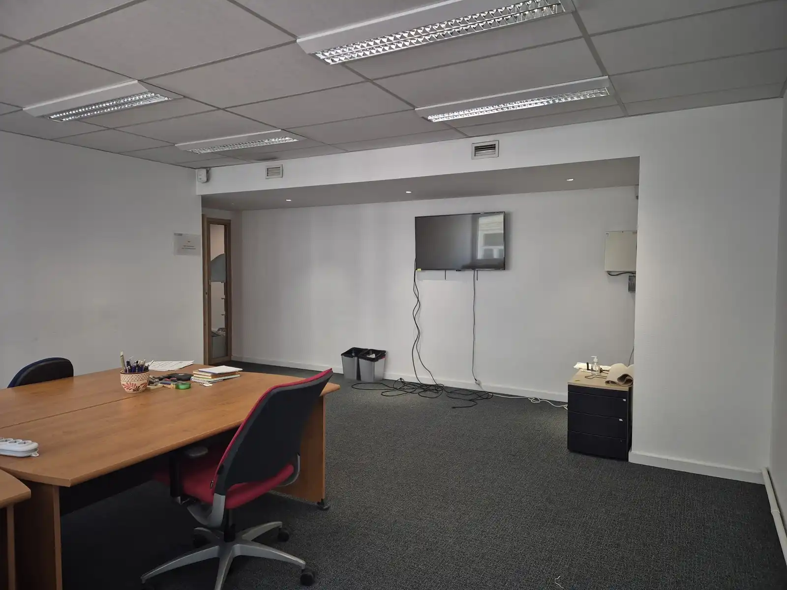 Ruime kantoorruimte met aparte bureaus in het centrum  foto 4