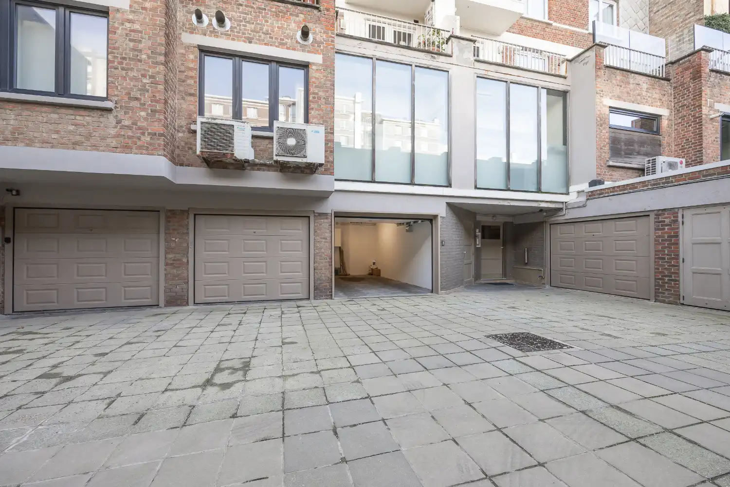 Gerenoveerd 2-slaapkamer appartement met inpandige garage in hartje Oostende foto 30